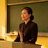 北京外国语大学王教授的半身照，一位气质优雅的中年女性学者站在讲台前